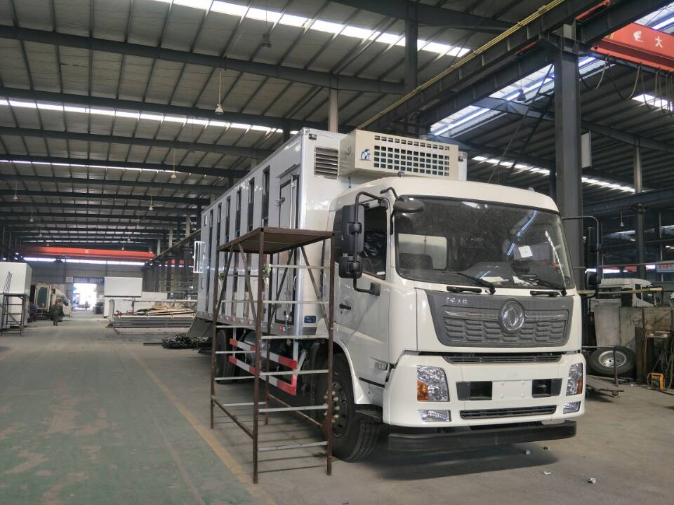 東風(fēng)天錦7.8米恒溫畜禽運(yùn)輸車