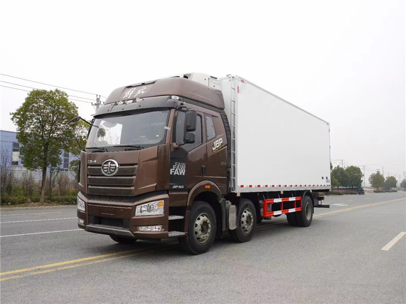解放J6P小三軸7.7米冷藏車(chē)